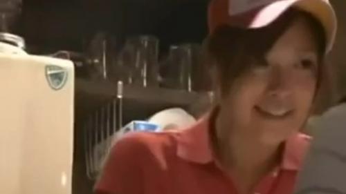 潮吹き＊イタズラ　接客中のキュートなバイト娘にバレないよう高速手マン！！潮吹かせたらチンコ挿入！！