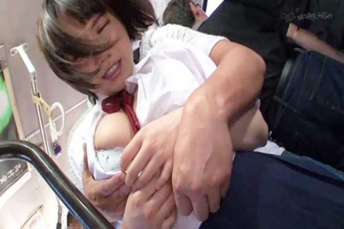 満員バスで女子高生の巨乳を激揉みしてやれば嫌がりながら腰くねって感じやがるｗｗｗ
