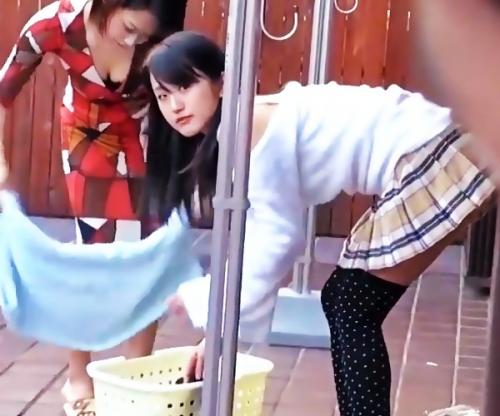 「こんなに勃っちゃって､､､♡」スケベすぎる母娘の胸チラパンチラ！「したいの､､､？」童貞チンポが暴走確定ｗｗｗｗｗ