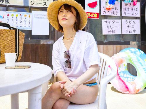 海水浴場のビキニ美女を狙い撃ちだと？！「外から見えてる？マジ！！」美爆乳のエロい美少女！変態野郎たちの前で公開羞恥ｗｗｗ