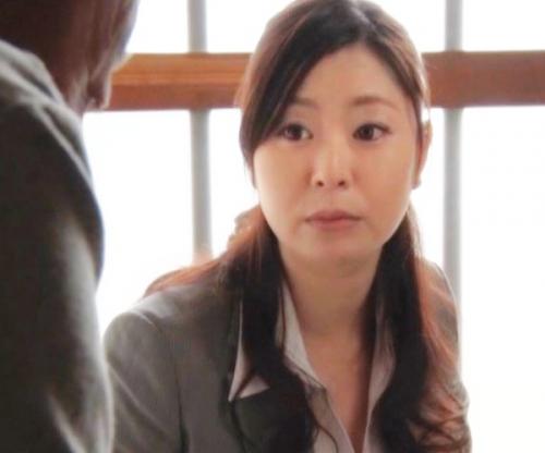 色気ムラムラな人妻販売員は色仕掛けでスケベ客を釣りまくるｗｗｗｗｗ濃厚エロ浮気ハード姦で仕事も性欲も同時スッキリｗｗｗｗ