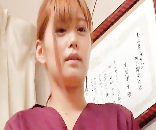 少しだけですからね､､､♡密着施術で発情する暴走チンポに迫られ下着を脱ぐお姉さんは勢いで中出しｗｗｗ