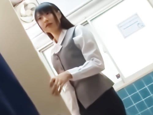 公衆トイレでガチすぎる凌辱劇ｗｗｗｗｗｗお昼休みの美人OLが性被害？！手足拘束⇒大量潮吹きレイプ！人生終わった肉便器OL