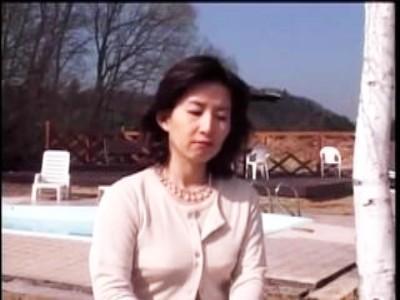 美月ゆう子　五十路の上品なセレブ妻に露出プレイ！恥ずかしさと快感でおまんこから淫汁垂らしながら感じまくり！