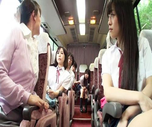 こんな修学旅行は最高だろｗｗｗ女子高生だらけの旅行に男一人？！ヤリマンビッチたちと所かまわずおまんこ乱交ｗｗｗ