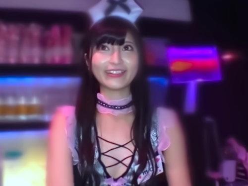 現役コンカフェ嬢をタダマン成功かよ？「早熟イキ潮サーバー♪」スレンダー美少女はチンしゃぶ中毒…肉棒欲を隠せないｗｗｗｗｗ