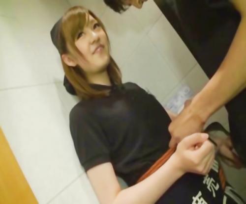 可愛すぎるガチ素人娘！居酒屋店員を必死に口説いてカメラ前で全部脱がせてハメ倒しましたｗ