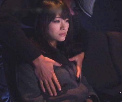 こんなにイヤなのに感じてしまう､､､ッ！人気の少ない映画館で鬼畜行為！痴漢師の凌辱タイムに股間激濡れ美人妻ｗｗｗ