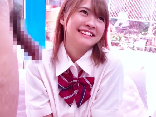 おちんちん近いんだけどぉ～～～♪ギンギンに膨らむチンポに股間ぐっちょりＪＫ！挿入されたくなった現役女子高生♪顔射ぶっかけ