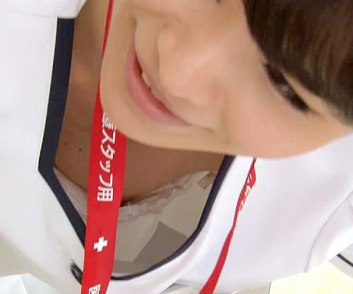 ちょっ！何するんですかっ！！看護師さんの無防備すぎる胸元に勃起確定！辛抱たまらず押し倒して強姦したった記録ｗｗｗ