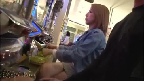 《お姉ちゃんエエ足してるやんｗｗｗ》パチンコに夢中のビッチそうなギャルに痴漢しまくったったｗｗｗ