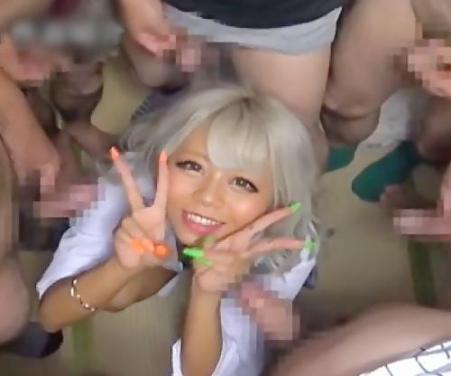やだやだっ！中に出さないで！！ヤリマンギャルに群がるおっさん軍団に生挿入されて勢い余って中出しされるｗｗｗ