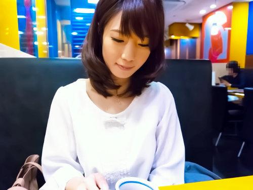 清楚な顔してエロボディ！欲求不満な美人妻はくそ鉄板？！「中で！中に出してーーー！！」最上ランクの不貞妻…ガチで超ワイセツ