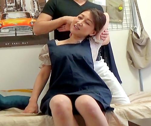 ちょっ！だめぇ､､､♡家事代行のおばさんが年下男に迫られてエロ確定に股間はずぶ濡れで即落ちしてるｗｗｗ