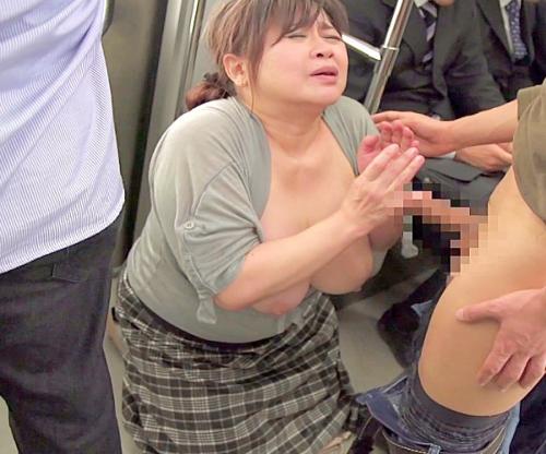 堪忍してください､､､高齢熟女が逃げられない電車でゲスの餌食に！！途中下車させられ廃墟で犯されまくるｗｗｗ