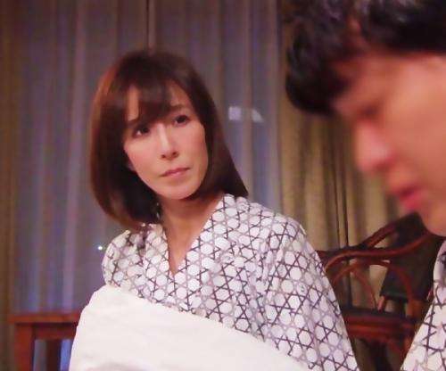 こんなおばさんで興奮してるの､､､？これは超ラッキー！憧れの美熟女と一晩同部屋！浴衣姿に発情が収まらず。。。