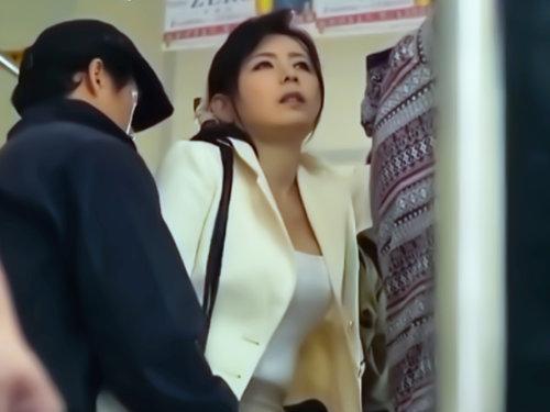 逃げられない満員電車で外道マジキチｗｗｗｗｗ上品清楚な人妻熟女が餌食？！ワイセツ行為で超発情⇒途中下車NTR