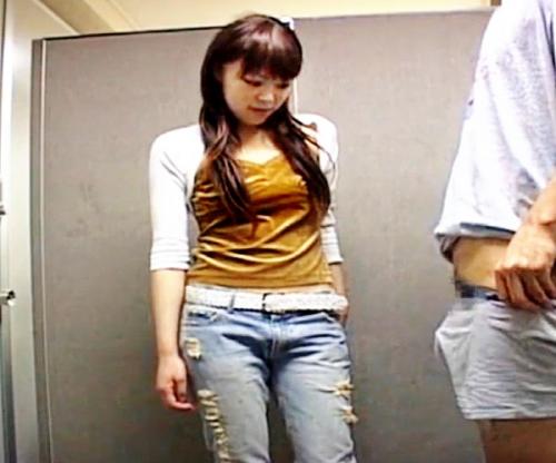 興奮しちゃう､､しゃぶってもいいですか？ビンビンの勃起チンポに釘付け！！自らエロ求める素人女ｗｗｗｗｗ