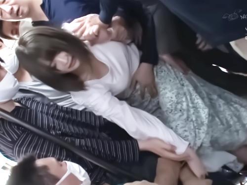 乗ったら最後！欲望まみれの満員バスでケダモノ時間ｗｗｗｗ色白ロリな巨乳少女がアナルもマンコもＷ穴を汚されまくり人生終了♡