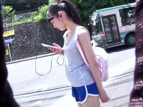 経験人数たった一人の逸材少女ｗｗｗ敏感体質で服の上からでも形のわかる乳首を弄るとカラダびっくびくさせパンツを濡らす逸材♡