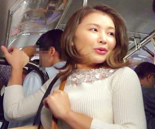 年増なＯＬを狙う痴漢師に身体中をイジられ股間が疼くｗｗｗ感じすぎて強引な肉棒侵入を拒めないｗｗｗ