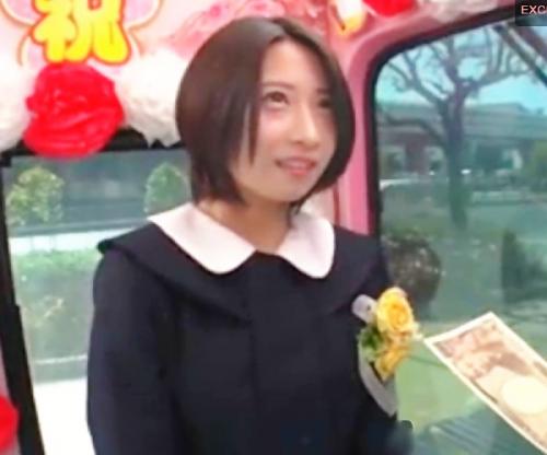 「こんなとこで､､､恥ずかしいぃ♡」さっきまで女子高生！卒業式帰りのロリ巨乳な制服少女をエロワゴンで鬼パコだぜｗｗｗｗｗ
