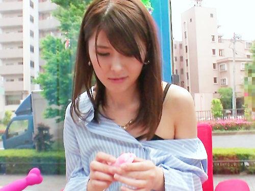 凶悪マシンバイブに心も体も超崩壊？！「だめ…また逝っちゃうーーーーッ」恋人のそばで寝取られて潮吹き…中出しされる素人娘♪