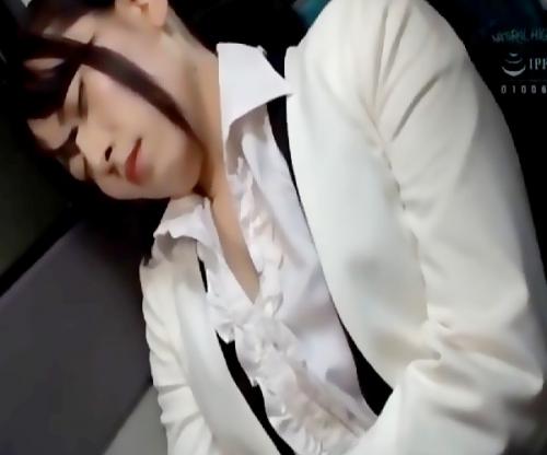 タイトミニ美脚が痴漢師の欲情かきたてる！満員の逃げられない状況で美人ＯＬが潮吹くほどに責められるｗｗｗ