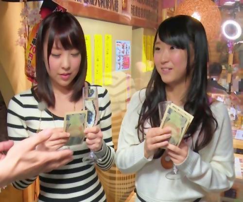 お小遣いもらえるなら､､､♡飲み屋でナンパされる美少女ふたり！現金欲しさにマジンバイブの餌食に！過激快感にイキまくるｗ