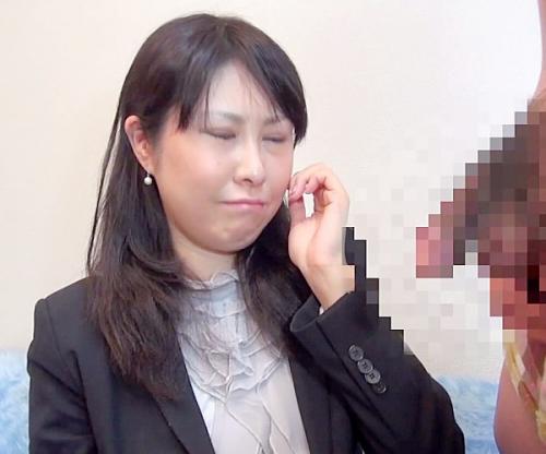 ナメていいですか､､､？仕事中にナンパされたＯＬおばさん！いきり立つ巨根を見せられ股間が疼いて生ハメ中出しおねだりｗｗｗ