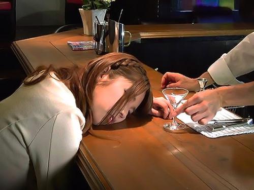 あ〚睡眠薬で監禁&昏睡姦〛睡眠レイプされて中出しされ孕ませザーメンを子宮に注がれるお姉さんが大股開きで強姦される