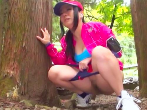 〚放尿する人妻熟女❤〛ジョギングしているアスリート一家。オシッコ我慢できずに野外で野ションお漏らしするババアをレイプ！