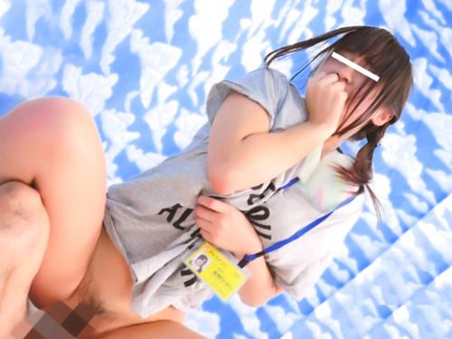 〚ヤメてください…っ！〛アイエナジー女子社員にラップ素股をさせて勝手に生ハメ⇒無許可中出ししちゃう素人企画ｗｗｗ