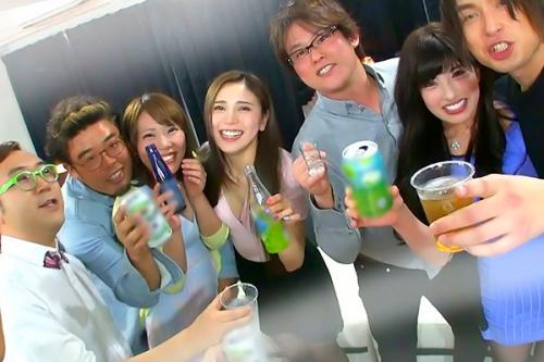 【みんな仲良く生ハメ乱交❤】出会いの少ない淫乱ナースとヤレない男が泥酔して完全にヤリコン状態のお祭り騒ぎｗｗ