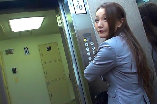 いまからこの女を犯す無差別レイプ。部屋に押し入り抵抗するのを組みふせて欲望をぶちまける