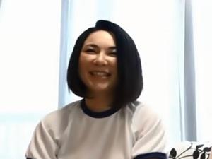 【五十路おばさん】ナンパしたショートヘアの熟女に体操服とブルマを着てもらってストレッチ‥案外エロいかも