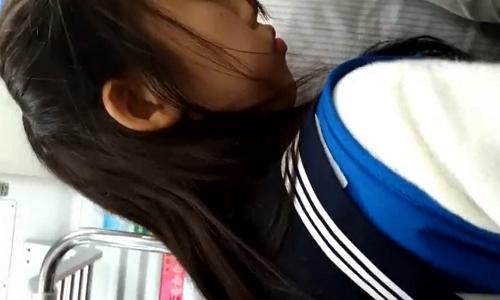【女子高生】女子高生のパンツを逆さ盗撮するには飽き足らず痴漢行為まで働く変態【痴漢盗撮】