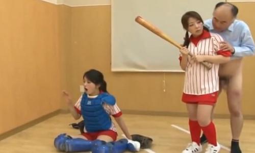 【女子高生】体育館でソフトボールをする少女たちが時間を止められる審判に・・・【時間停止】