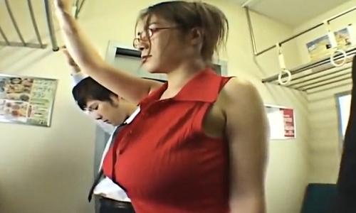 【お姉さん】巨乳のメガネ美人が電車の中で男二人におっぱいを揉まれまくるｗ【痴漢陵辱】