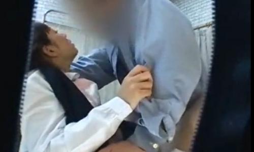 【女子高生】変態医師に強引に舌を口内につっ込まれながら犯される女子高生・・【盗撮レイプ】