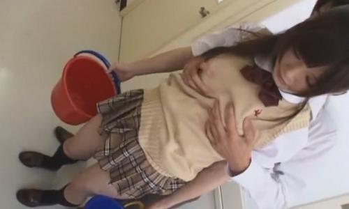 【女子高生】バケツを持って廊下に立たされる女の子が教師から襲われて・・・【陵辱レイプ】