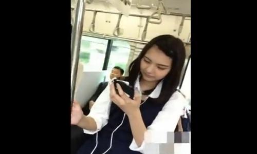 【女子高生】スカートを捲って女の子たちのパンツを盗撮する【パンチラ盗撮】