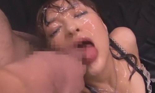 【お姉さん】大量の男たちの精液を顔面で受け止めるｗｗｗ【ぶっかけ】
