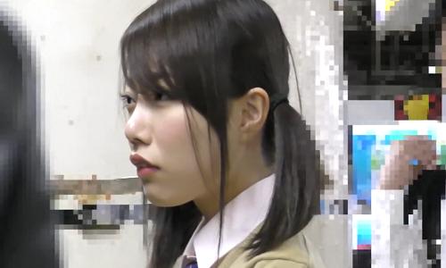 【女子高生】見てわかるくらいビチョビチョに手マンされちゃう女の子ｗ【逆さ盗撮】