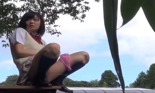 【女子高生】限界を迎えた女の子たちが周りを気にしながら放尿している姿を撮影【放尿盗撮】