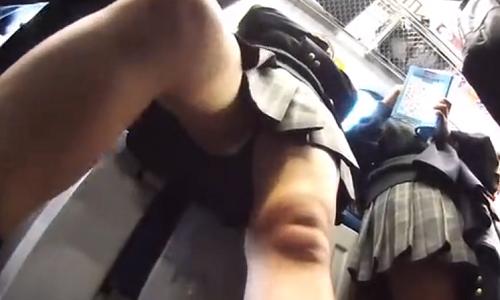 【女子高生】電車でもたれ掛って勉強している女子高生を逆さ盗撮【パンチラ盗撮】