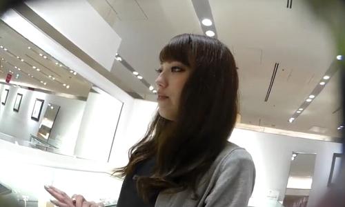 【お姉さん】ジュエリーショップの店員が可愛かったので盗撮したらパンツも綺麗だったｗ【パンチラ盗撮】