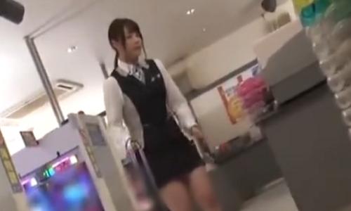 【お姉さん】パチンコ屋さんの可愛い店員さんが客に痴漢行為をされてビクついていると・・・【痴漢陵辱】