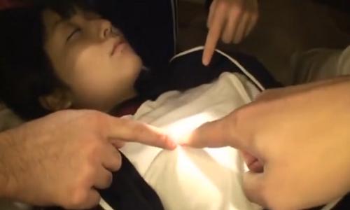 【女子高生】修学旅行で女子の寝ている部屋に忍び込み荷物を漁って夜這いする【夜這い陵辱】