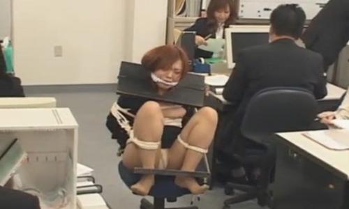 【OL】ミスを犯してしまったOLを胸丸出しで椅子に縛り付けて社内で放置するという懲罰ｗｗ【放置プレイ】